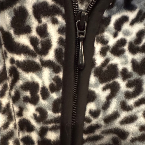Animal Print W/ Faux Fur Vest - Picture 5 of 6